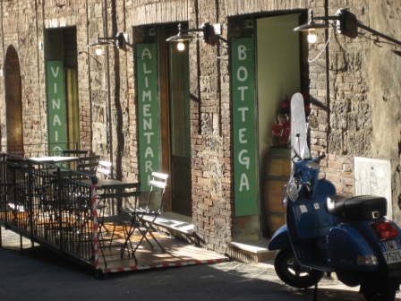 E la Vespa in primo piano