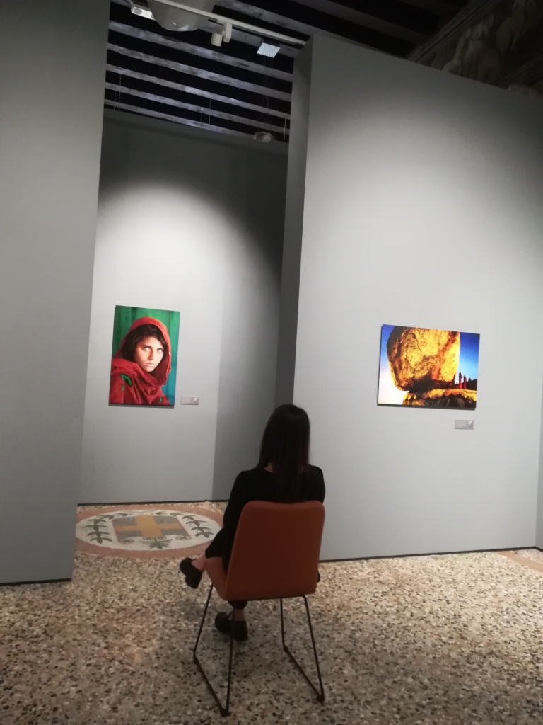 di fronte alla ragazza afghana