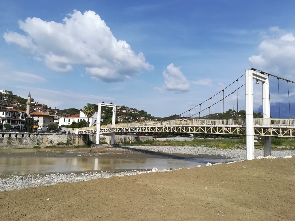 berat ponte sul fiume osum