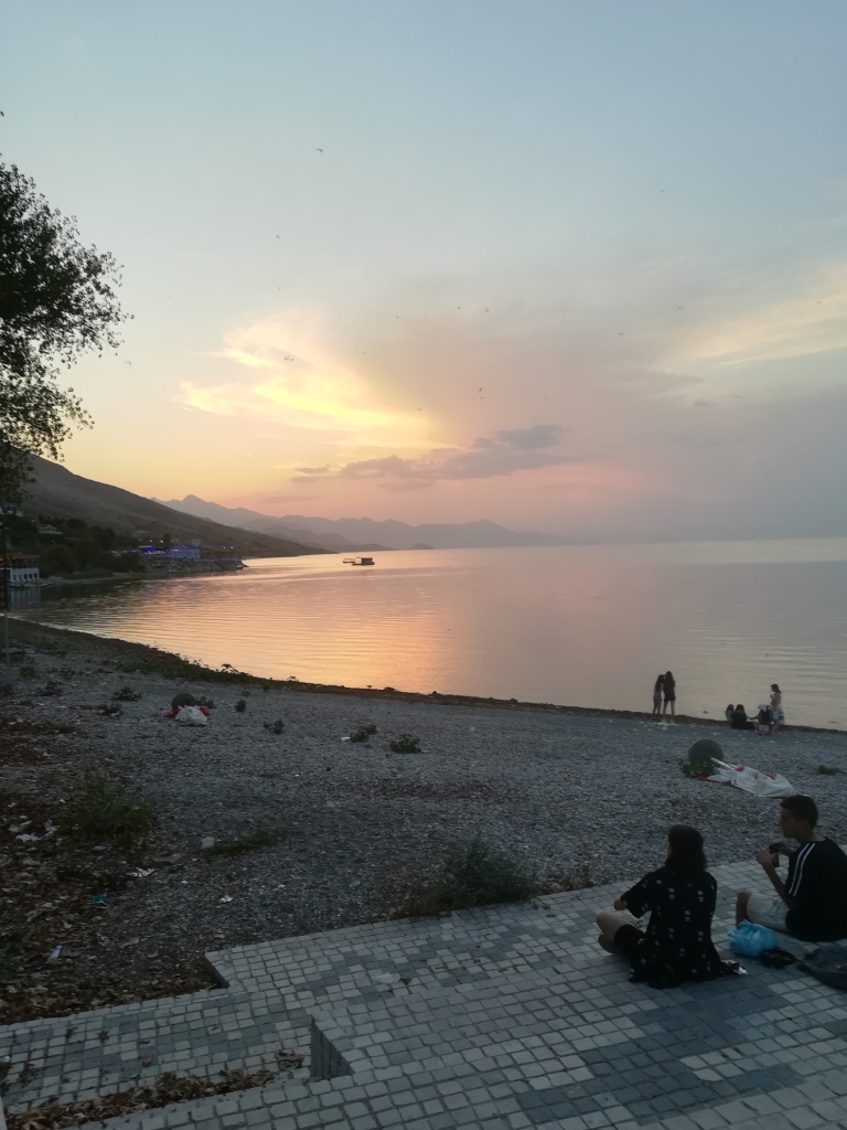 il lago di scutari al tramonto